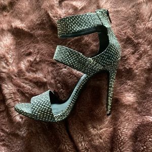 B&W, 4inch heel, zip up back